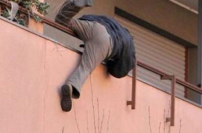 Potenza, stava per derubare due anziani ma finisce male: lo sorprendono appeso al balcone