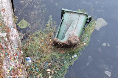 Rifiuti nella lama del torrente a Siponto: un nuovo scempio ambientale a due passi dal mare