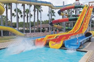 Paura a Gallipoli, bimbo di 7 anni cade in piscina e rischia l'annegamento 