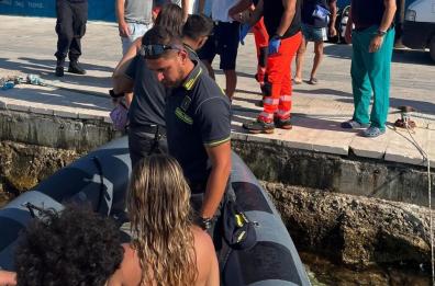 Tragedia sfiorata alle Isole Tremiti: barca si capovolge, sei ragazzi in balia delle onde salvati dalla Gdf