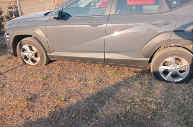 Raid nei parcheggi dei lidi del Brindisino: decine di auto danneggiate ed è caccia ai responsabili