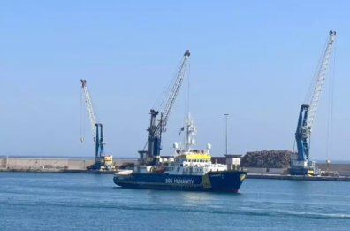 Migranti, nave Humanity One attraccata a Bari con 45 a bordo: «Erano senza acqua e cibo da 48 ore»