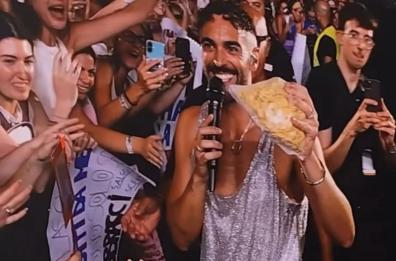 Bari, Marco Mengoni incanta un San Nicola gremito. Dai fan una busta di orecchiette: «Mi portano il "pacco da giù"»