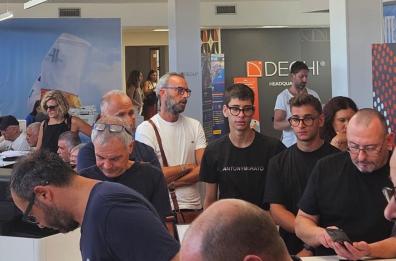 Lecce Calcio, prende il via la campagna abbonamenti «Solamente tu»: lunghe code di tifosi alle Officine Deghi