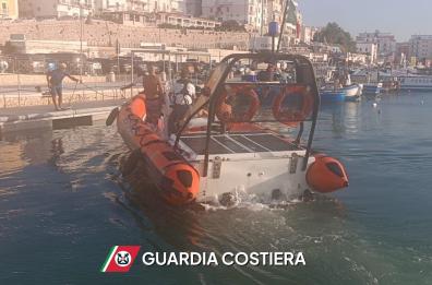 Vieste, famiglia con 3 bambini entra con la barca dentro Grotta Sfondata: restano bloccati, salvati dalla guardia costiera