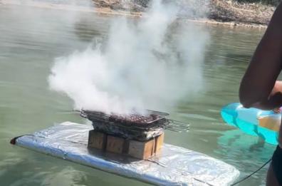 A Taranto spunta una griglia galleggiante: il barbecue direttamente sul mare fa impazzire il web