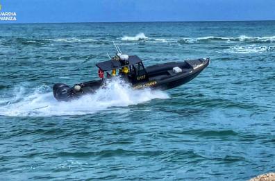 Vieste, barca a vela si incaglia vicino la costa: soccorsa dalla Guardia di Finanza