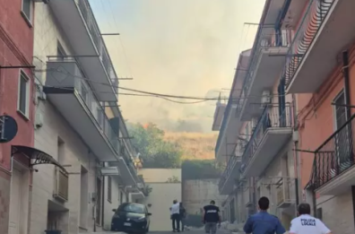 Nuovo giorno di incendi a San Giovanni Rotondo, brucia ancora contrada Costa: evacuate 50 persone