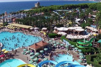 Gallipoli, bimbo di 7 anni annegato in piscina: confermata la morte cerebrale. L'acquapark non diffonderà musica in segno di rispetto