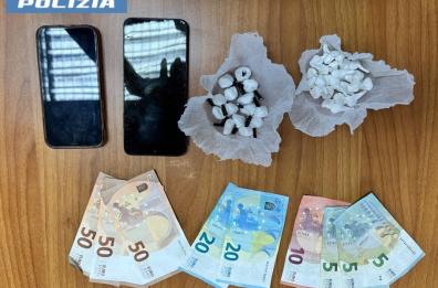 Padre e figlio nei guai a Taranto: 25enne beccato a spacciare droga tenta la fuga, il genitore aggredisce gli agenti