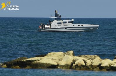 Giovinazzo, turista si tuffa dalla barca per fare un bagno e non riesce a risalire: salvata dalla GdF