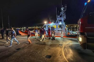 Leuca, 112 migranti sbarcati nella notte, c'è anche una donna incinta