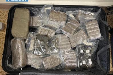 Blitz a Racale, oltre 78 chili di droga nascosti dietro un passaggio segreto: in manette madre e figlio FOTO-VIDEO