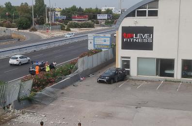 Bari, auto sfonda la recinzione della statale e finisce in un parcheggio: una donna in ospedale VIDEO