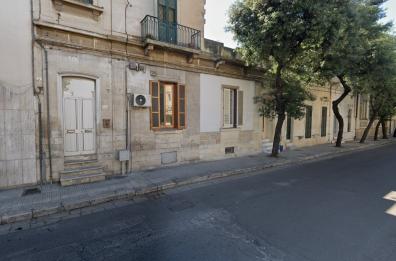 Lite in centro a Lecce finisce a coltellate: uomo ferito, alcuni si rifugiano in Questura