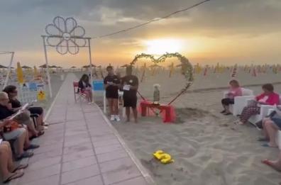 All’alba in spiaggia per benedire i nonni: la commovente tradizione a Margherita di Savoia