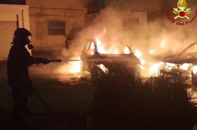Notte di fuoco a Campi Salentina: bruciano quattro auto, una quinta danneggiata