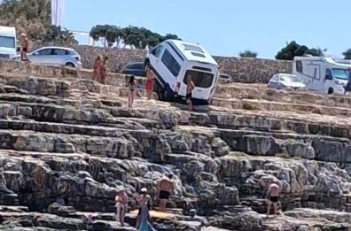 Camper in bilico sulla scogliera a Polignano: bagnanti salvi per miracolo