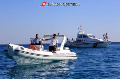 Mare agitato nel Salento: 11 ragazzi su un gommone salvati dalla capitaneria di porto