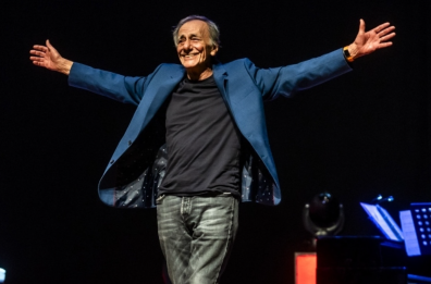 «Ai concerti la poesia del pubblico. Nel Salento ritrovo la pura energia»: Roberto Vecchioni in concerto a Melpignano