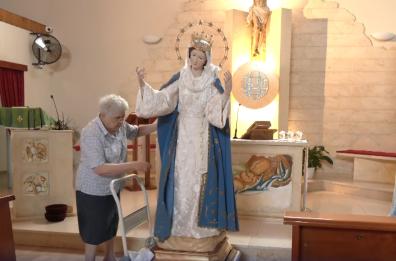 La storia di Gina: a 81 anni ha cucito l’abito da sposa per la Madonna di Canosa