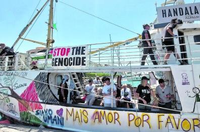 La nave Handala abbordata dall'esercito israeliano a un passo da Gaza: c'è un attivista barese, sarà espulso. Leccese: «Governo chieda la liberazione»