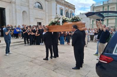 Funerali Giusy Lucente, è il giorno del dolore a Sammichele: un lungo applauso e le moto salutano il feretro