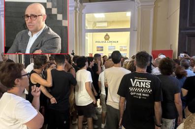 Taranto, il sindaco Bitetti si dimette: «Ho ricevuto minacce dagli ambientalisti per il dossier Ilva» FOTO/VIDEO