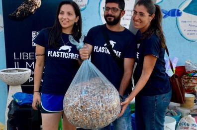 Bari, a Pane e Pomodoro arrivano gli aperitivi ecologici: la birra si paga con i mozziconi raccolti in spiaggia
