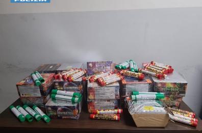Fermato per un controllo, in macchina aveva 17kg di fuochi d'artificio e droga: denunciato 33enne a Lecce