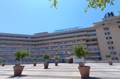 Lecce, plafoniera prende fuoco in un reparto dell'ospedale: emergenza rientrata