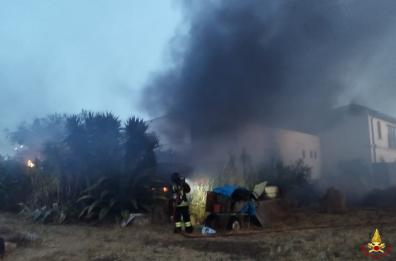 Terlizzi, scoppia l'incendio in un deposito agricolo. Il sindaco: «Tenete le finestre chiuse»