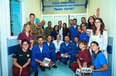 Taranto, i piloti delle Frecce Tricolori visitano i bimbi malati in ospedale