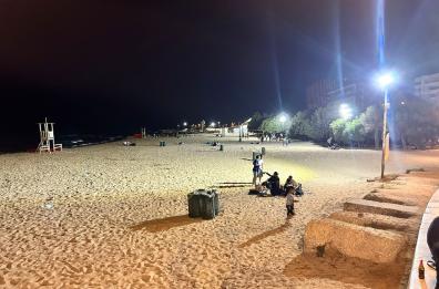 Bari, installati nuovi pali della luce a Pane e Pomodoro: «Così la spiaggia è più sicura»