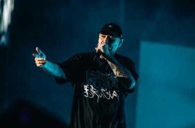 Fabri Fibra torna in concerto in Puglia: «Oggi il mondo è troppo egoriferito, impariamo a guardare quello che accade intorno a noi»