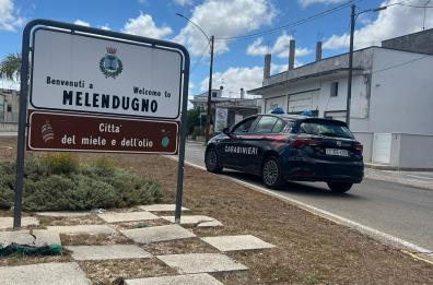 Melendugno, prende a calci e pugni il padre davanti ai carabinieri: arrestato 34enne