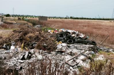 Taranto, roghi tossici nella discarica abusiva di 10mila metri quadri: 4 indagati