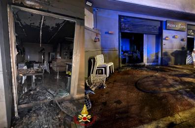 Carbonara, incendio nei locali di «Pizza e Core»: nessun ferito, si indaga