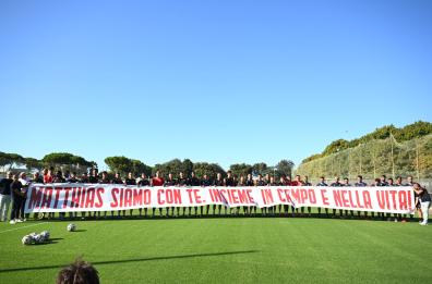 «Matthias, siamo con te»: il Bari abbraccia con uno striscione Verreth dopo la tragedia