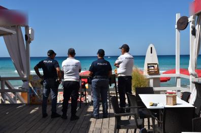 Baia Verde, il lido si «allarga» senza permesso: multa da mille euro, sequestrati 10 ombrelloni e 37 lettini