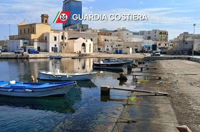 Gallipoli, scoperti 150 natanti abusivi nel porto: usavano  sistemi di ormeggio fai-da-te sulle mura del castello