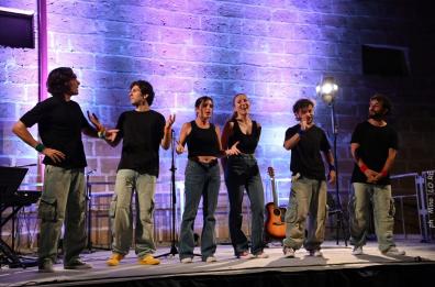 Millennials sul palco con «Qualcosa di grande»: tra nostalgia, ironia e sogni in musica