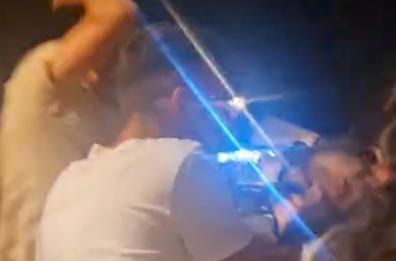 Gallipoli, uomo si siede su un risciò e viene aggredito dal proprietario: scatta la rissa in pieno centro VIDEO