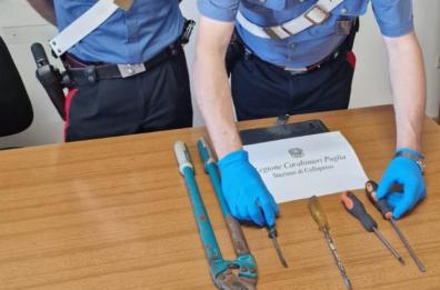 Collepasso, sorpresi a rubare cavi di rame in un capannone: arrestato un uomo, in fuga il complice