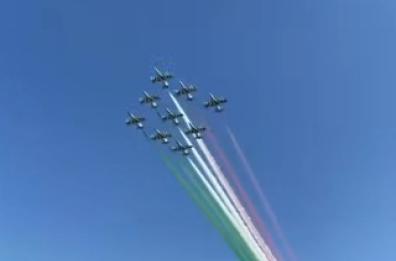 Le Frecce Tricolori incantano Taranto: in volo per il giuramento dei cadetti