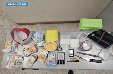 Brindisi, nascondevano nel frigo di casa 2 chili di hascisc: arrestati padre e figlio di 52 e 20 anni