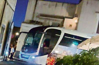 Sammichele di Bari, strada troppo stretta: così il pullman resta bloccato