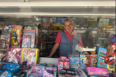 Bari, chiude un’altra edicola e Gianni saluta i clienti: «Ma se qualcuno è interessato si faccia avanti»