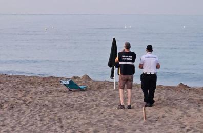 Caccia agli ombrelloni «fermaposto» sulle spiagge del Salento: è blitz di sequestri, ecco dove