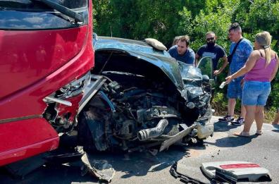 Paura sulla Sp 53: autobus contro auto sul Gargano, due feriti FOTO